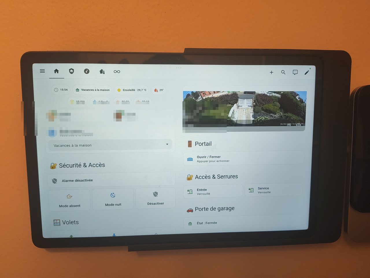 Tablette Xiaomi Redmi Pad SE 11" dans son support mural Route Lisi Designs, affichant le dashboard Home Assistant