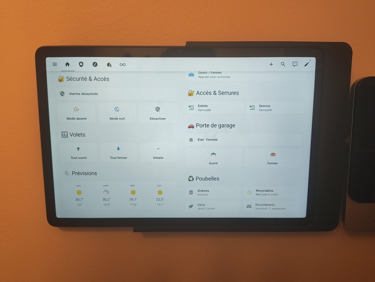 Vue accueil du dashboard Home Assistant sur la tablette murale : sécurité, volets, prévisions météo et contrôles portail