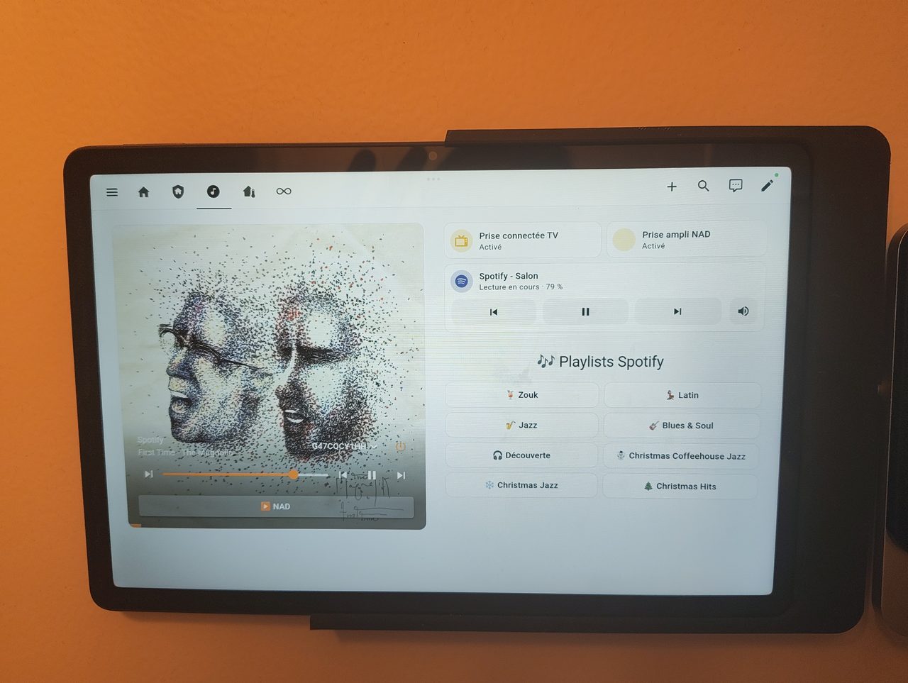 Vue musique du dashboard Home Assistant : contrôle Spotify en cours, ampli NAD et raccourcis playlists